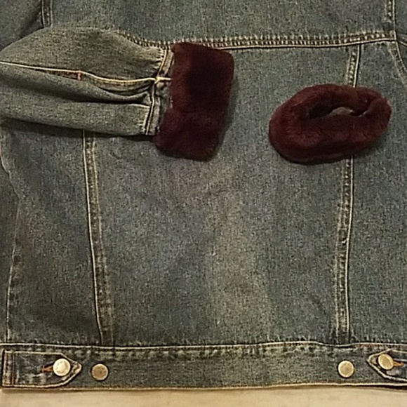 VINTAGE Blue Jean jacket with faux fur trimming - Picture 7 of 8